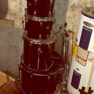 These are Tama drumset